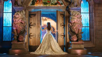 Uno de los nuevos vestidos para bodas de Disney Destinations, inspirado en La Bella y la Bestia.