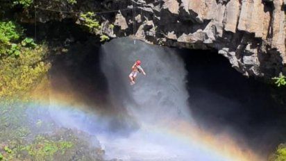 Una de las formas de conocer de cerca el Salto Los Mellizos, a treinta minutos de Pucón.