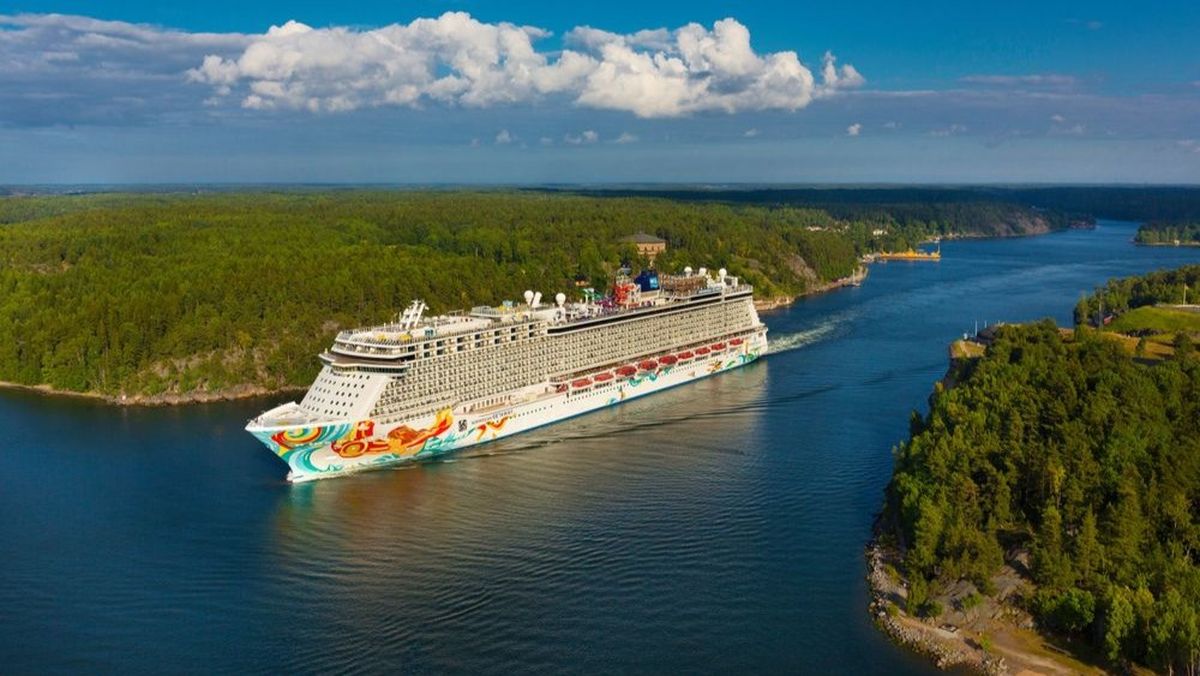 Piscinas y cubierta exterior con vista al océano Atlántico.
