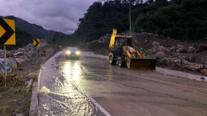 Ministerio de Transporte habilita paso controlado en vía Cuenca – Molleturo - El Empalme. La principal vía que conecta a las provincias de Azuay y Guayas.
