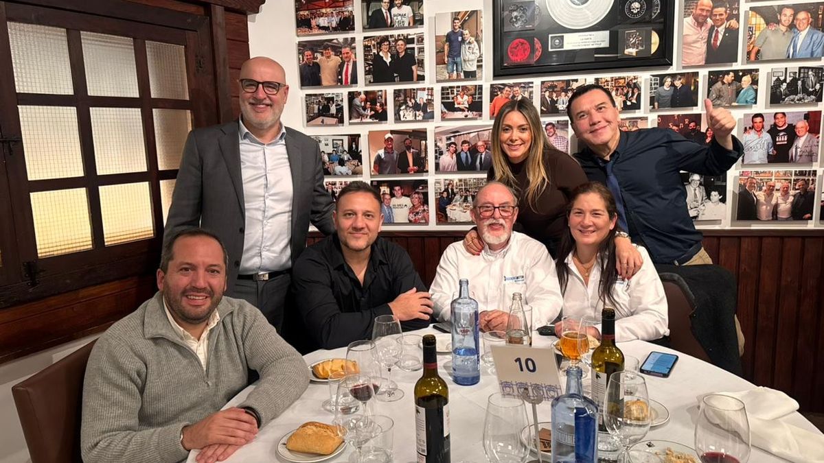 Alejandro Lavín junto a operadores de Ecuador. Alejandro Lavín junto a operadores de Ecuador.