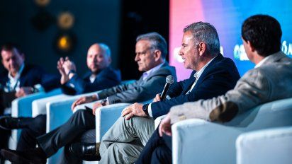 Emilio Romano, Mauricio Sana, Eduardo Lombana, Estuardo Ortiz (en el uso de la palabra) y José Ignacion Dougnac, de espaldas: el panel de low cost a pleno.