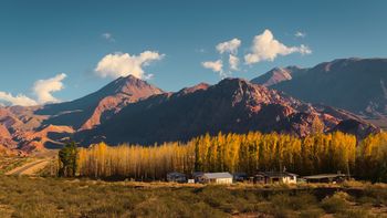 Este alucinante pueblito situado a 120 km. de Mendoza es perfecto para hacer escapadas de verano entre sus increíbles paisajes de valle y montaña.