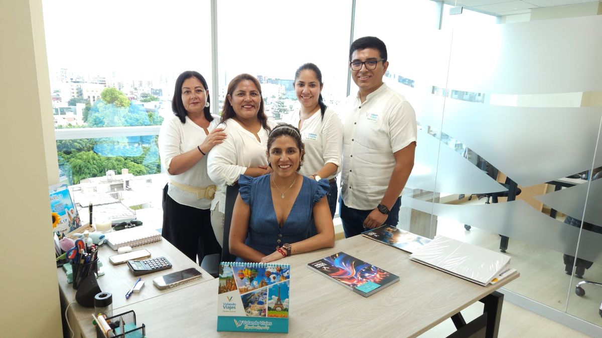 Miluska Wiess-Jefa de Ventas; Vilma Tafur-Jefa de Reservas; Alejandra Aparcana-Jefa de Bloqueos y Producto; Santiago Córdova-Jefe de Administración junto a su directora, Ingrid Del Busto.