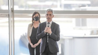 Mario Meoni, ministro de Transporte y Paola Tamburelli, titular de la ANAC, detrás.