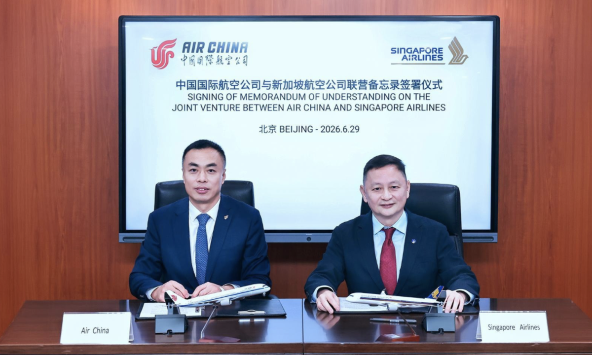 Directivos de Air China y Singapore Airlines tras la firma del memorando conjunto.