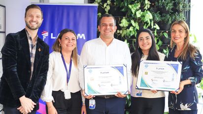 &nbsp;Equipo de Latam Airlines Colombia tras recibir lacertificación Friendly Biz, primera aerolínea del país en lograrlo.