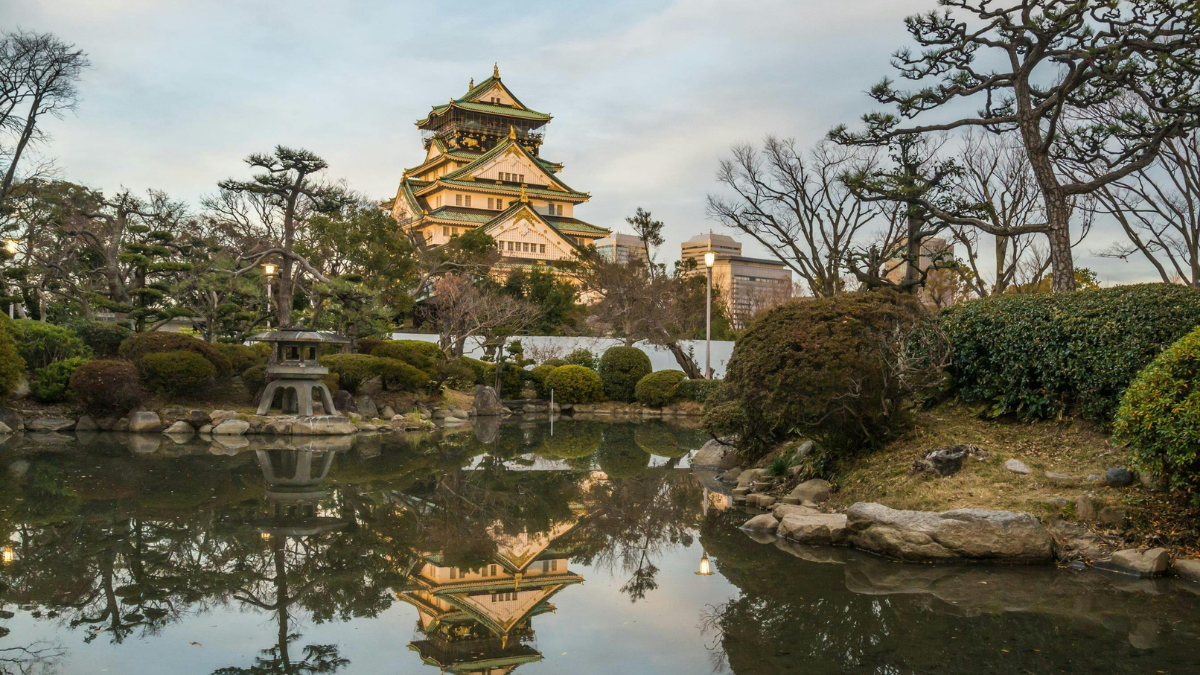 El castillo de Osaka es un espacio de calma y relajación en medio de la ciudad. El castillo de Osaka es un espacio de calma y relajación en medio de la ciudad.