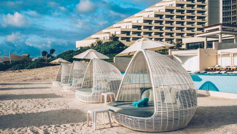 Iberostar opera en México desde 1997 y cuenta actualmente con 11 hoteles en el país, en su mayoría en la vertiente caribeña y uno en Riviera Nayarit, en el Pacífico, superando el medio millón de clientes anuales.&nbsp;