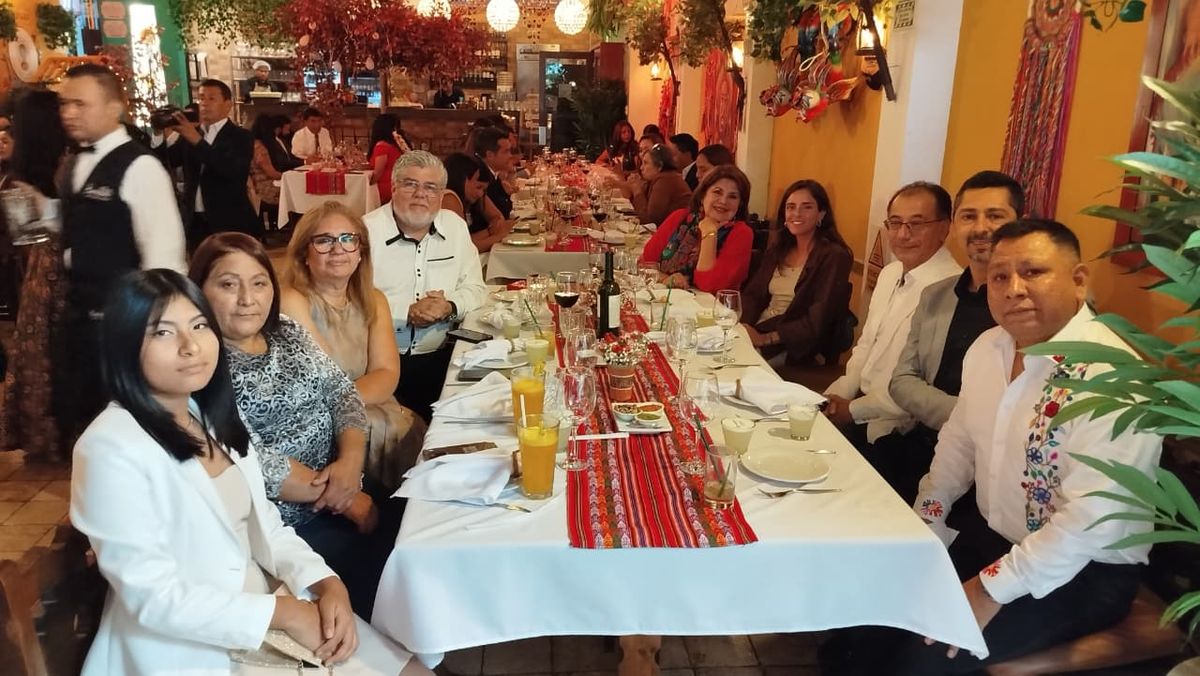 Agencias y aliados comerciales junto a Tito Ilizarbe y madre e hija de su socio fundador, Victor Saldaña. Agencias y aliados comerciales junto a Tito Ilizarbe y madre e hija de su socio fundador, Victor Saldaña.