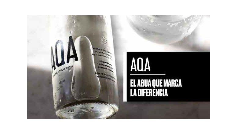 Premium Eco Water de AQA se sirve en botellas de vidrio reutilizables.