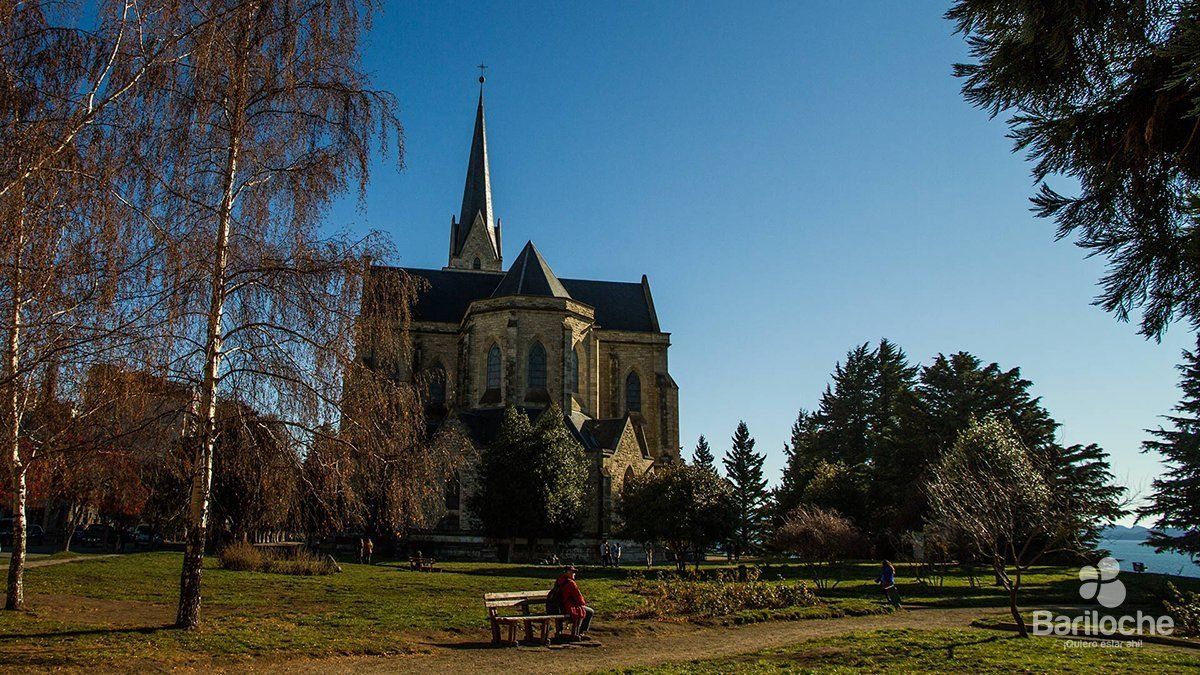 Vacaciones de invierno 2025 en Bariloche: la Catedral tiene una belleza arquitectónica admirable.