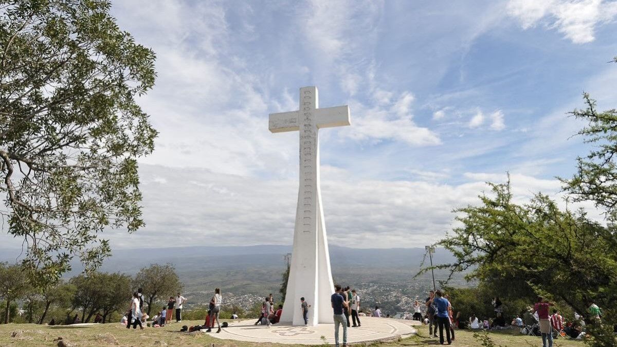 El Cerro de la Cruz en Villa Carlos Paz es un paseo ideal para caminar y ver increíbles paisajes. El Cerro de la Cruz en Villa Carlos Paz es un paseo ideal para caminar y ver increíbles paisajes.
