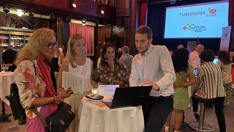 Representantes de los destinos turísticos españoles con profesionales del sector en Suiza