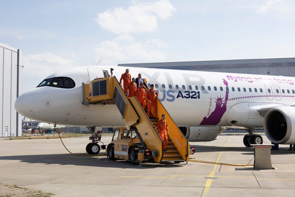 La tripulación de pilotos de prueba e ingenieros de Airbus, desciende del A321XLR tras el primer vuelo.