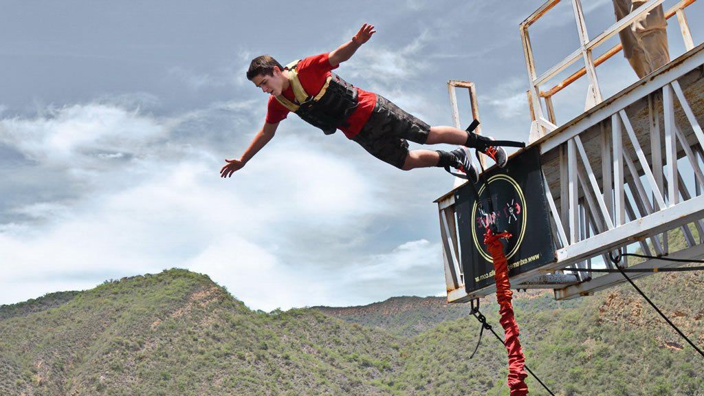 El bungee jumping en el Dique Cabral Corral es una experiencia extrema única para una escapada desde Salta para el verano.
