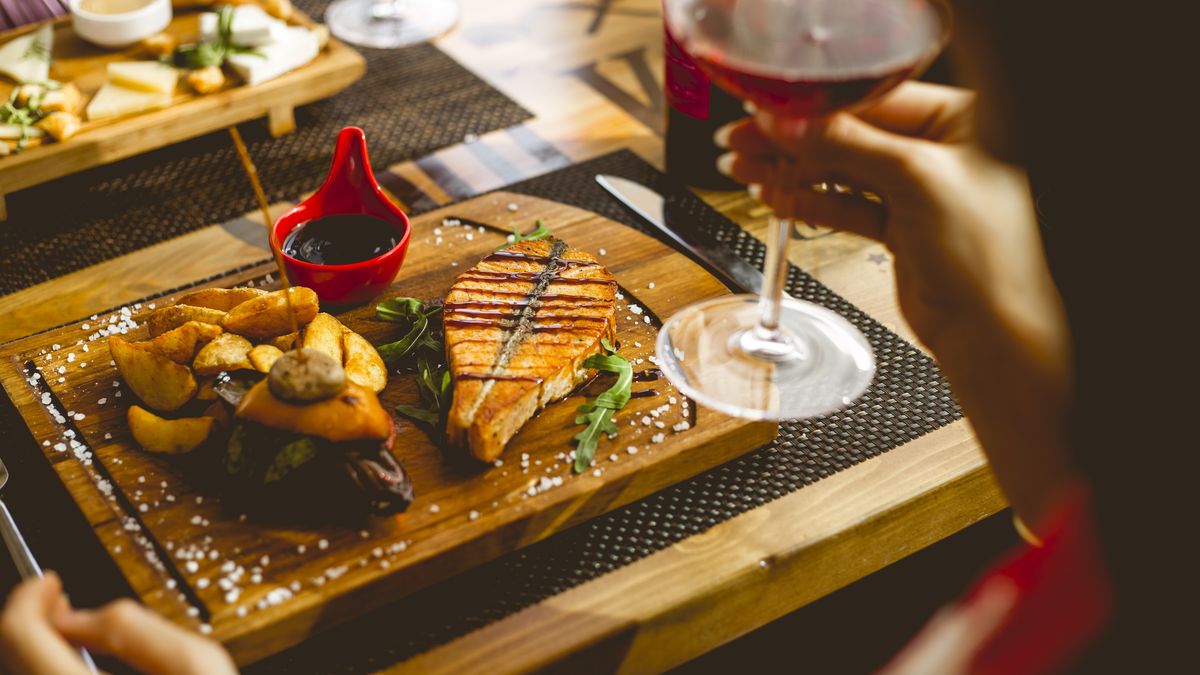 Tampa te abre las puertas a una escena culinaria vibrante donde la creatividad y la tradición se mezclan para ofrecer sabores que no olvidarás.