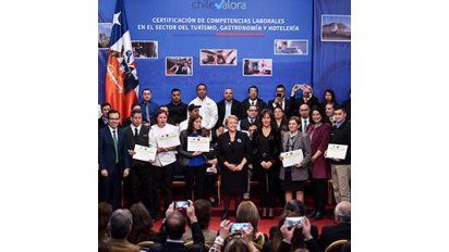 Presidenta Bachelet certifica a trabajadores del sector turismo