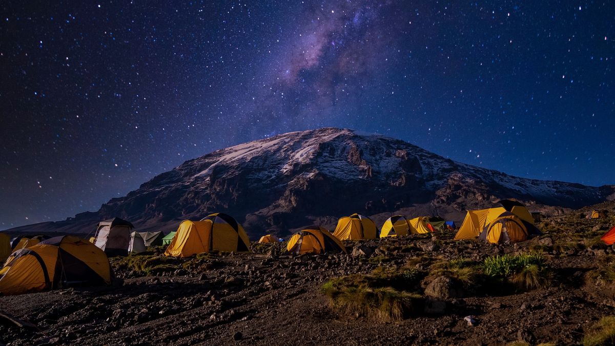 El Monte Kilimanjaro es la montaña más alta de África y un volcán inactivo con tres conos volcánicos: Kibo, Mawenzi y Shira.