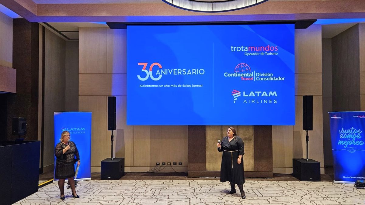 Janni Fallaque y Lorena Belaúnde iniciando la ceremonia por los 30 años de Continental Travel.