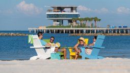 La playa y el muelle con múltiples actividades en St. Pete, Florida.