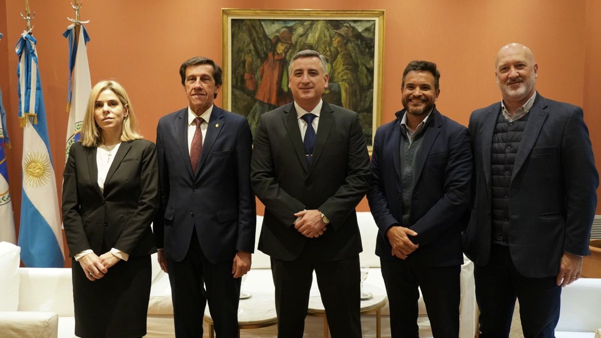 Carlos Sadir, gobernador de la provincia de Jujuy;&nbsp;Federico Posadas, ministro de Cultura y Turismo de la provincia de Jujuy; Diego Viveros, gerente financiero; Martín Rossani, Country Manager Argentina; Cecilia Rodriguez Grellet representante legal de Paranair en Argentina.