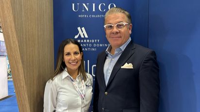 Claudia Burgos, gerente de Relaciones Públicas de PAM Hotels, y Bernardo Santillna en el stand de la compañía en IBTM Américas 2026.