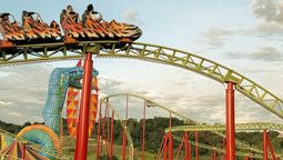 Visitantes en una montaña rusa dentro de los parques temáticos que impulsan el turismo en Colombia.