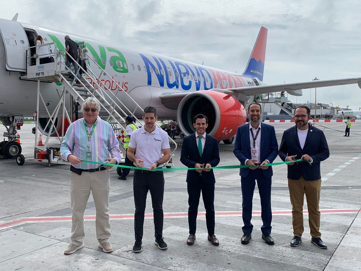 El equipo de Viva Aerobus junto a OMA inauguraron las nuevas rutas saliendo desde Monterrey.
