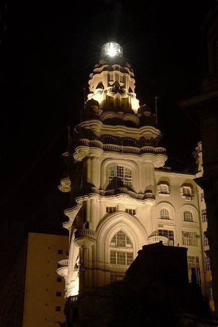 La fachada del palacio iluminada por su faro.