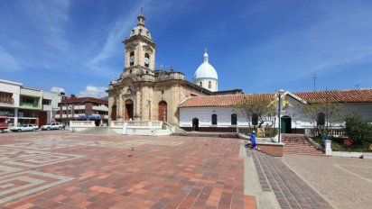 Para quienes deseen viajar en bus el costo del pasaje es de aproximadamente 40.000 pesos colombianos. Para quienes deseen viajar en bus el costo del pasaje es de aproximadamente 40.000 pesos colombianos.