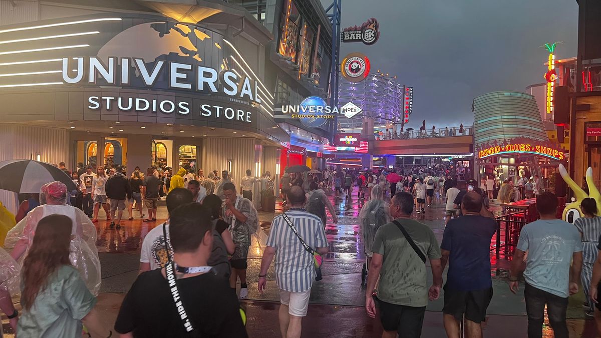 Universal Destinations & Experiences: Los parques de Universal se mantiene abiertos a pesar de la lluvia, salvo la paralización temporal de algunas atracciones por seguridad. Universal Destinations & Experiences: Los parques de Universal se mantiene abiertos a pesar de la lluvia, salvo la paralización temporal de algunas atracciones por seguridad.