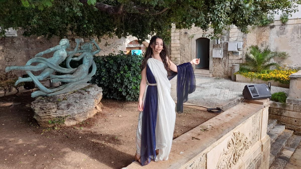 Como parte del AzAmazing Day Siracusa de Azamara, en la Fuente de Aretusa, el mito que más identifica a la ciudad fue interpretado por una joven y talentosa actriz que cautivó a todos los presentes.