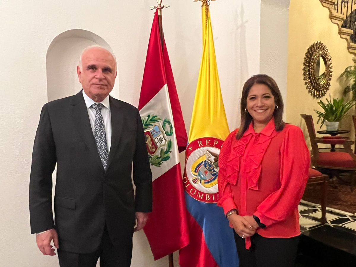 Embajador del Perú en Colombia, Félix Denegri Boza y la consejera económica comercial de Perú en Colombia Soledad Campos, durante el cóctel. - Ladevi Medios y Soluciones Embajador del Perú en Colombia, Félix Denegri Boza y la consejera económica comercial de Perú en Colombia Soledad Campos, durante el cóctel.