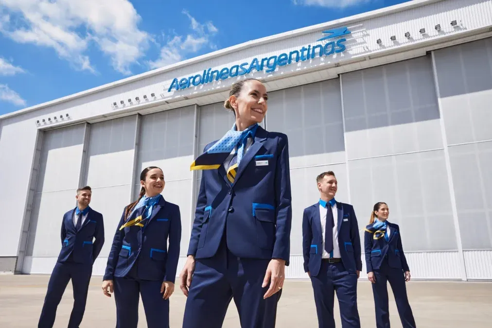 Los uniformes del personal de tierra y de aeropuertos de Aerolíneas Argentinas mantiene un azul más tradicional en la historia de la empresa.