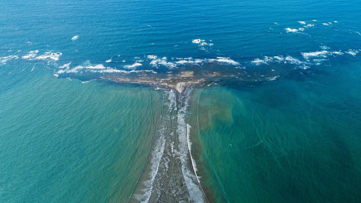 El parque nacional Marino Ballena se ubica en el distrito de Bahía Ballena, cantón de Osa, provincia de Puntarenas, en la costa del Pacífico de Costa Rica.