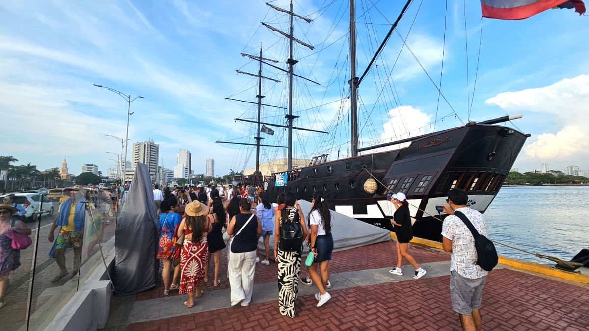 Agencias de viajes abordaron el barco que los llevó a dar un paseo por la bahía de Cartagena.