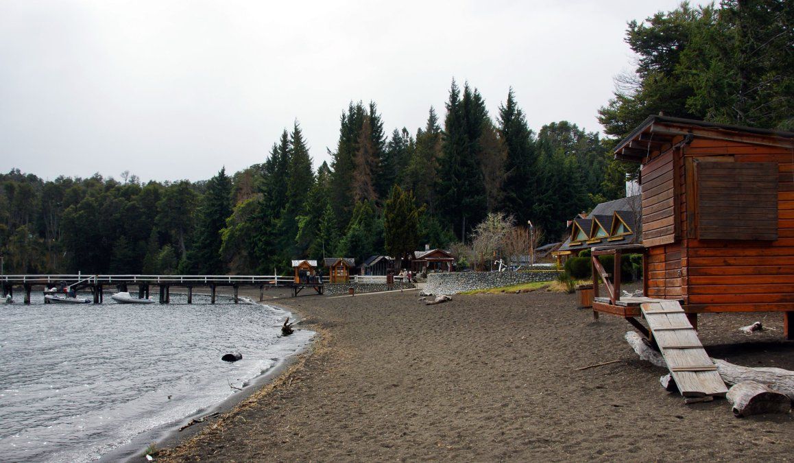 La playa de Colonia Suiza invita a caminar por la costa y disfrutar del paisaje.