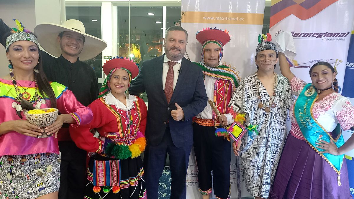 Fidel Murgueytio, gerente general de Maxitravel, durante el vuelo inaugural Quito-Lima de Aeroregional. 