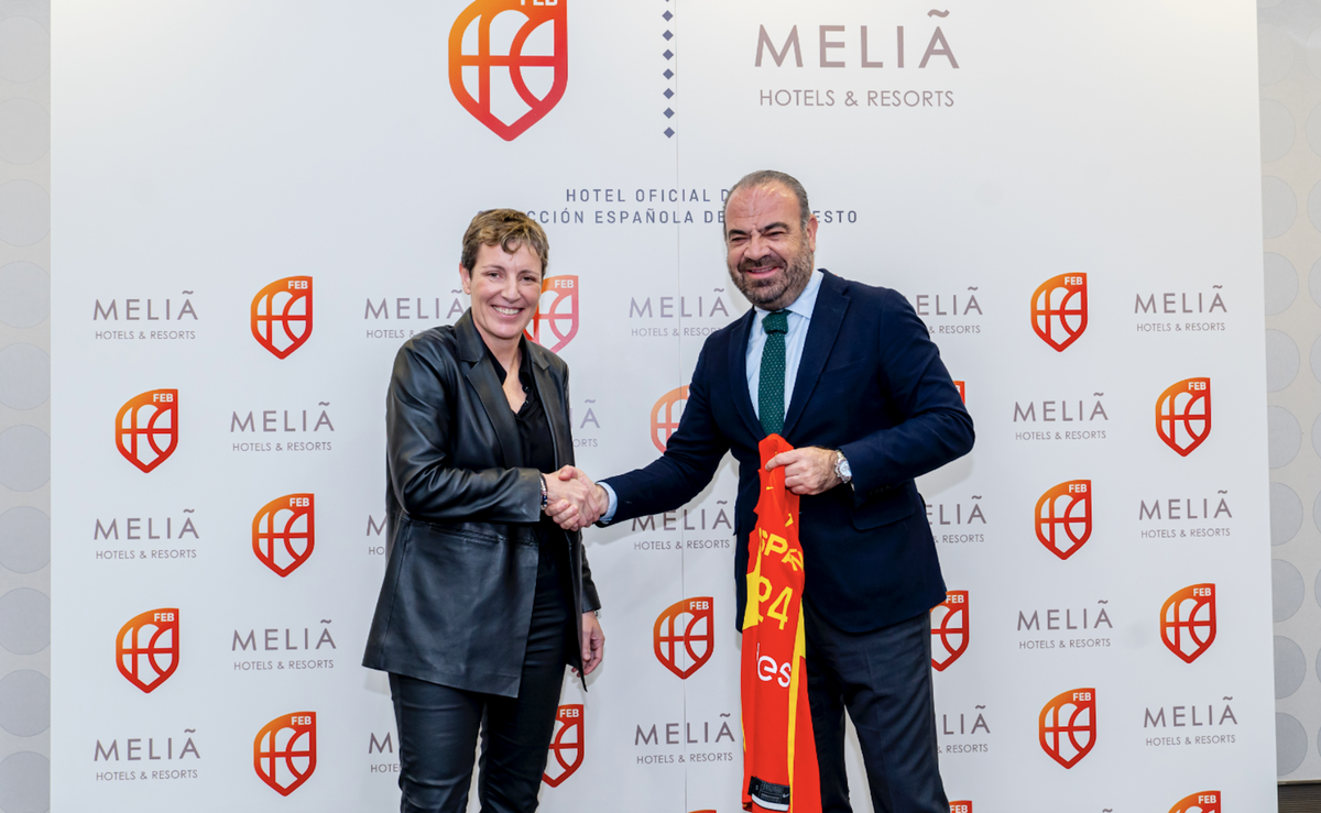 Representantes de la FEB y de Meliá Hotels International.