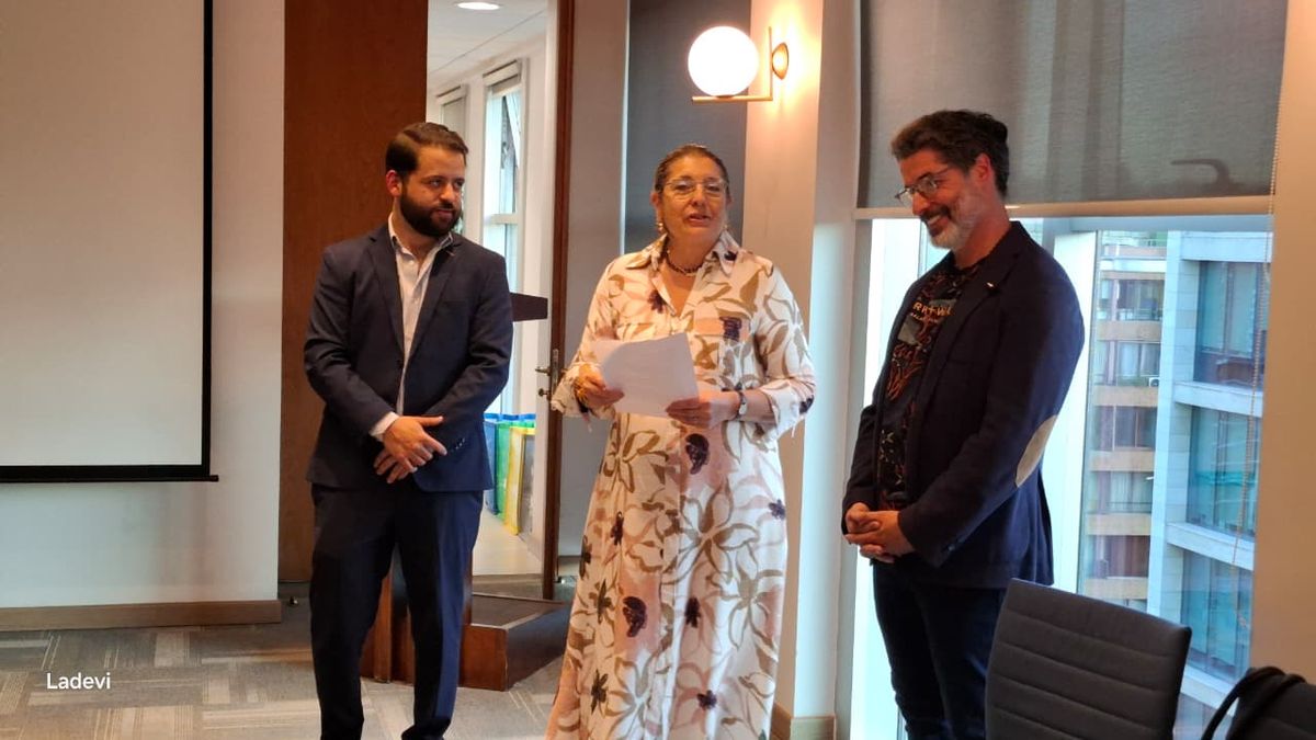 &nbsp;Santiago Benites, la embajadora de Ecuador, Lotty Andrade Abdo y Francisco Pérez-Bannen de R3Viajar en lanzamiento de viajes grupales a Galápagos.