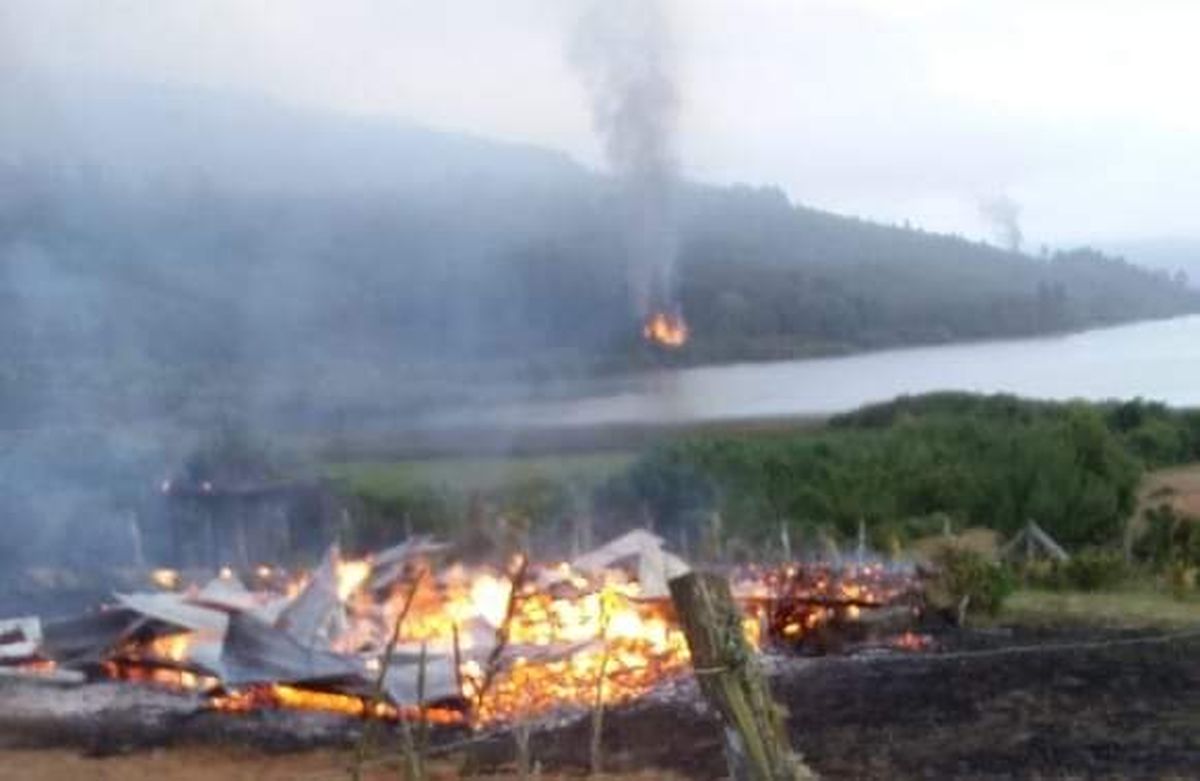 Las cabañas ubicadas a orillas de lago Lanalhue, Región de Biobío resultaron completamente destruidas por un ataque producido por la extensión del Estado de Emergencia en el sur.  