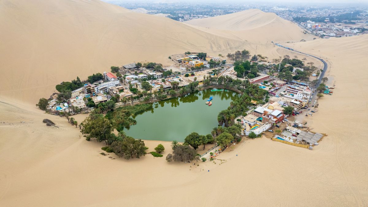 El Oasis de Huacachina en Ica es un paraíso rodeado de imponentes dunas.      