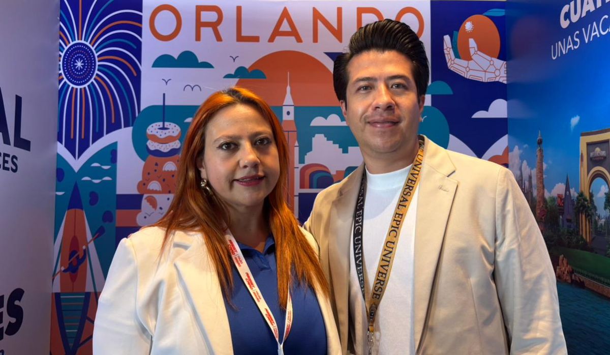 Lorena Pereda, representante de Visit Orlando en México; y César Ortega, Business Development Representative de Universal Destinations & Experiences.