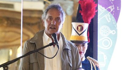 La novela del verano: Daniel Scioli amenaza al Indec por las cifras del turismo internacional.