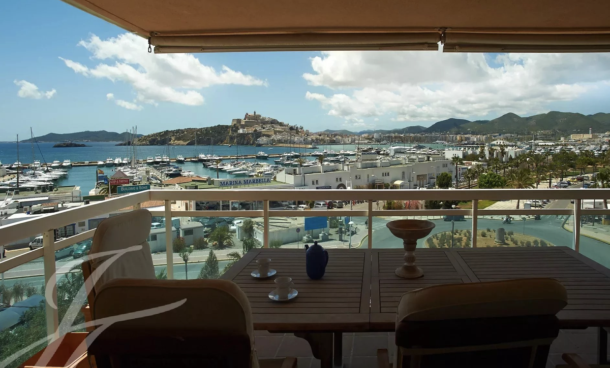 Terraza de un piso turístico en Ibiza.