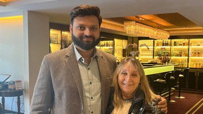 Maanu Shukla, director de la compañía, y Elena Levy, representante en la región.