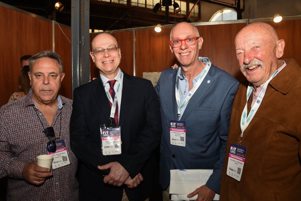 Raúl de Palma, Lawrence Reinisch, Alejandro Duarte y Héctor Perícoli durante el brindis de Skal Club en FIT 2022.