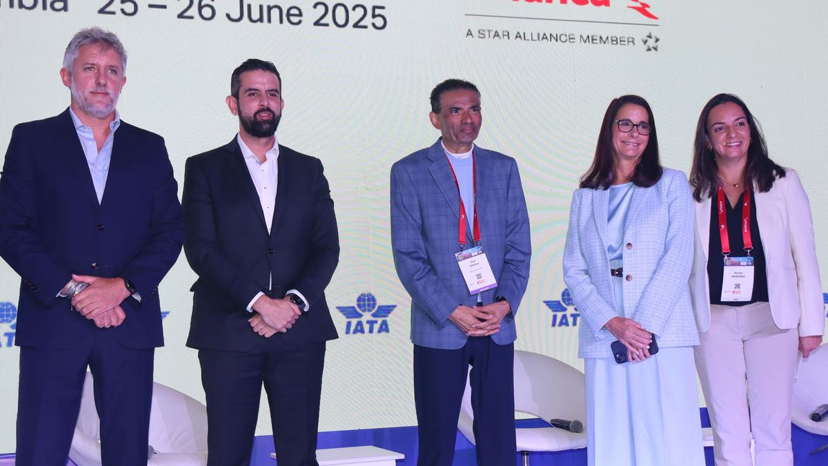 Samy Bessudo, presidente de Aviatur; Eduardo Barillas, director regional de Ventas Digitales para United Airlines; Sam Shukla, vicepresidente senior de ventas para IBS Software; Susan Kidwell, VP Solution Consulting de Amadeus y Karina Medeiros, directora de Transformación y Productos IATA.