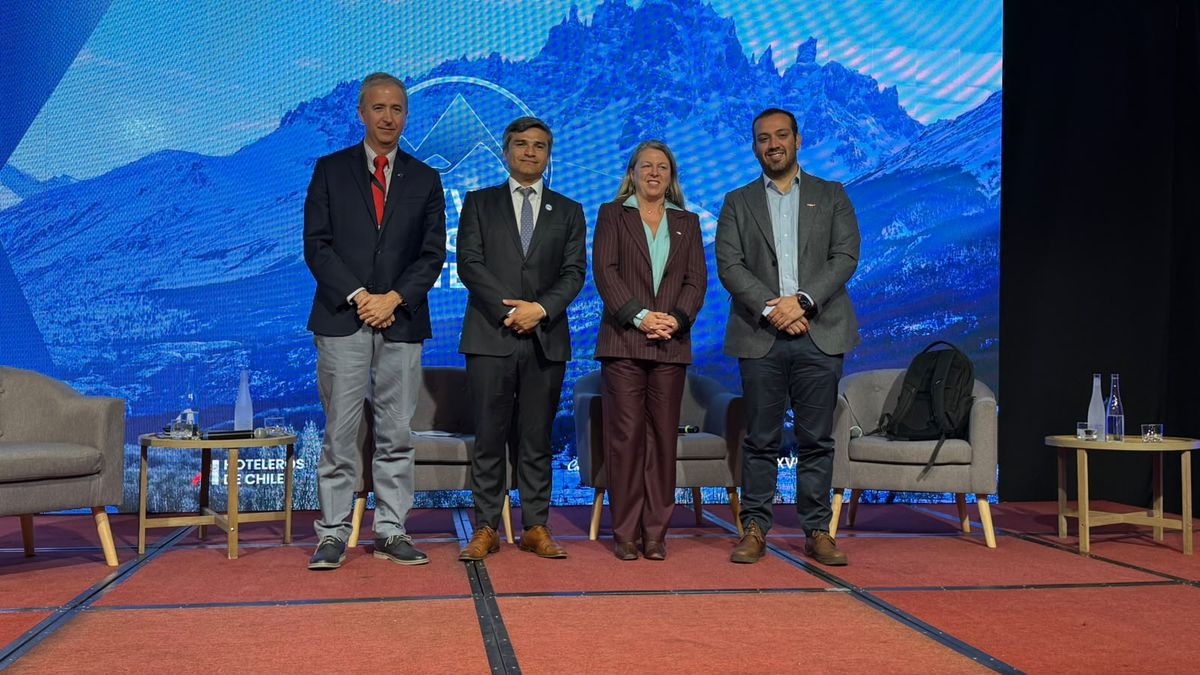 Álvaro Castilla, gerente general Área de Turismo en Caja Los Andes (moderador), Marcelo Santana, gobernador de Aysén; María Paz Lagos, subsecretaria de Turismo; y Carlos Gatica, alcalde de Coyhaique. 
